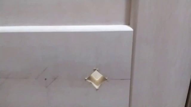 В санузлах сыро. Улучшаем вентиляцию. Вставляем вентиляционные решетки в двери туалета и ванной.