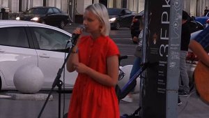 Блондинка не блондинка, спела без фальши