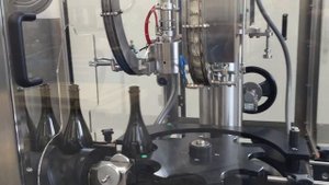 Автоматический укупорщик Италия стеклянных бутылок крышками типа кронен + бидюль