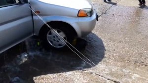 Машина в озере. Машину вытаскивают из озера (Грузия). Car in lake.