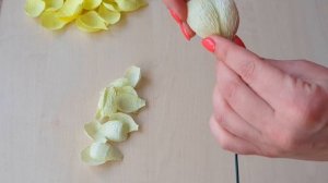 Ранункулюс из гофрированной бумаги. Цветы из бумаги своими руками. Мастер класс. DIY .