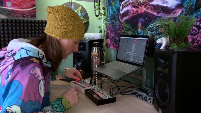 Korg Volca Bass & Volca Sample Techno Live Jam 2 | #MaakraTechnoTea смотреть онлайн