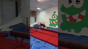 Комбинация на гимнастическом бревне.