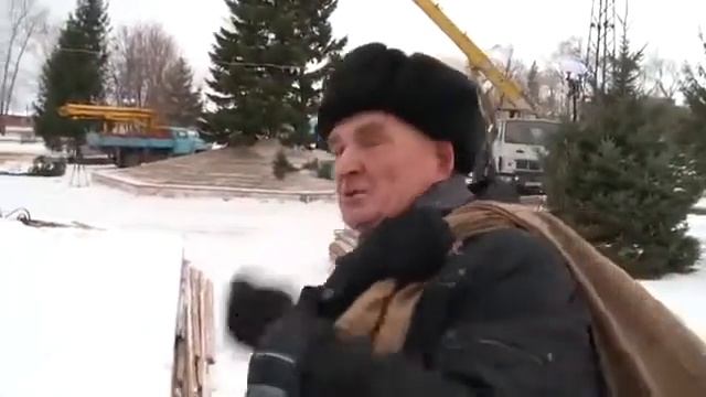 Дедуля жестко ответил репортерам и про пенсию и как живет и про ёлочку. смотреть онлайн