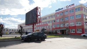 Возле центральной проходной АО «ШААЗ» установлен светодиодный экран для трансляции видеороликов