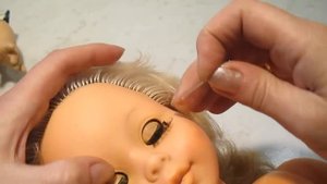 Клеим кукле ресницы. Sticking doll eyelashes.