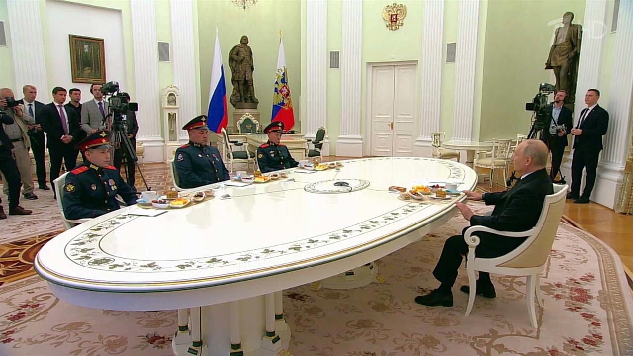 Владимир Путин принимает военнослужащих, проявивших героизм в ходе выполнения задач СВО