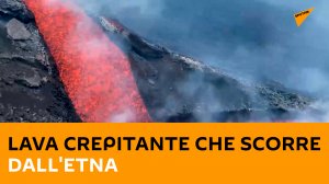 Lava crepitante che scorre dall'Etna