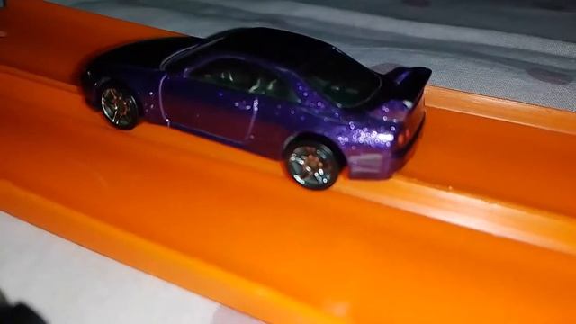 Hotwheels short races, Nissan Skyline GTR R33 vs 2017 Nissan GT-R R 35 on the bumpy track смотреть онлайн