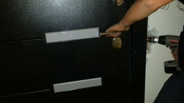 Аварийное вскрытие двери путем вбивания ригелей смотреть онлайн