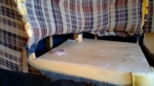 Кто в диване живет, кто в драном живет ?