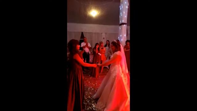 Подарок сестричке на свадьбу от младшей сестры,.Любительское видео . смотреть онлайн