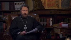 Почему у православных принято целовать руки священнику?