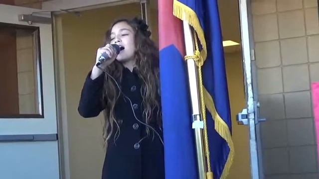 ЛЮБИМАЯ ИСПОЛНЯЕТ ГИМН АМЕРИКИ смотреть онлайн