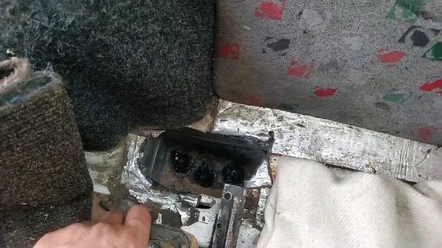 Замена закладных гаек на обычные болты. Citroen Berlingo. смотреть онлайн