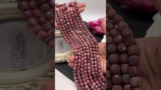 Натуральные камни в украшении - это всегда красиво.