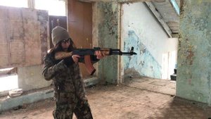 Девушка стреляет из автомата АК47 | Girl shooting AK47