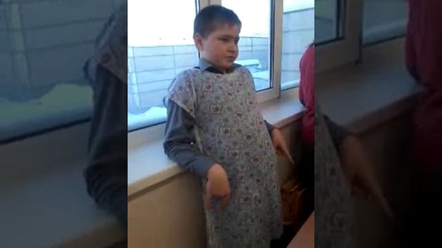 Ефим одел ночнушку.