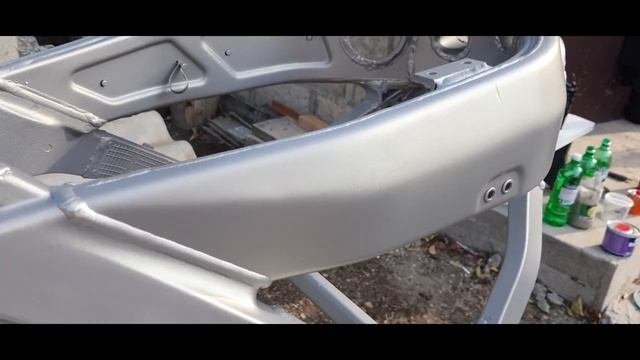 Покраска алюминиевой рамы спортивного мотоцикла на улице