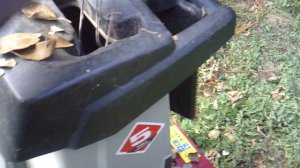 Измельчение (утилизация) обрезанных в саду веток садовым измельчителем ЗУБР ЗИЭ-44-2800