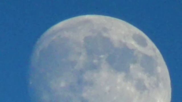 Луна в 300х приближении (Moon 300x zoom) смотреть онлайн