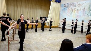 АДАЖИО У СТАНКА на открытом занятии в Народном ансамбле танца РАДОСТЬ, г. Днепропетровск