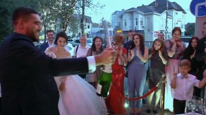 Начало свадебного банкета. Встречаем молодых с караваем