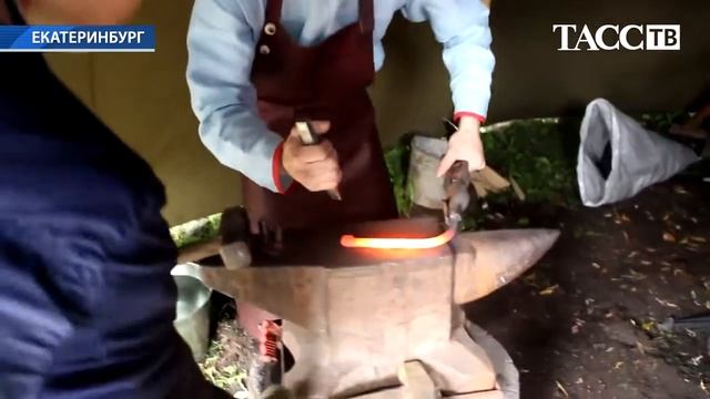 Кузнец делает подкову смотреть онлайн