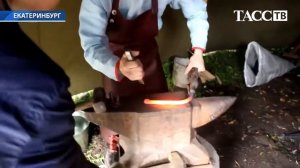 Кузнец делает подкову