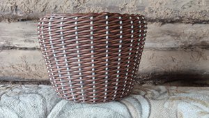 цветное кашпо из ведра и ротанга