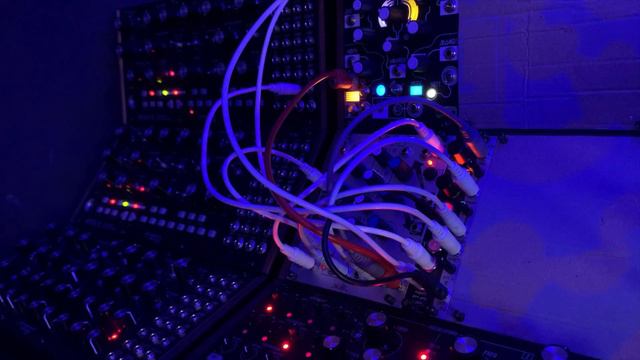 Blackeners Cave Pt1 - Ambient Modular Performance (Make Noise Maths 2HP Pluck) смотреть онлайн