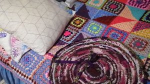 Деревня в Российской глубинке Вяжу коврики  по старинке , как вязали наши бабушки,из ненужных вещей