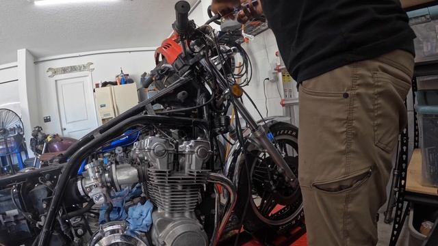 Honda CB900 custom gets Mikuni upgrades Z32 2+0TT смотреть онлайн