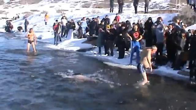 крещение в горной реке с Сосновка Кыргызстан 2013 3 смотреть онлайн