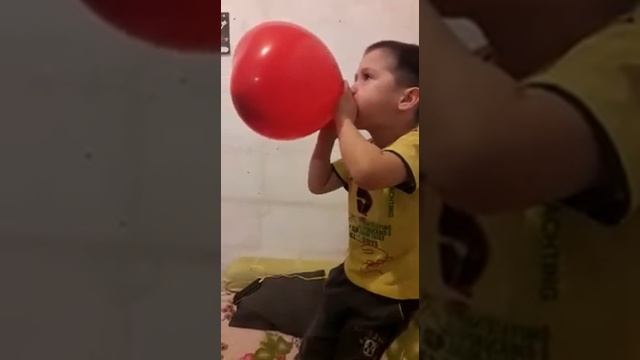 Ребенок надувает шар СЕРДЦЕ !!!