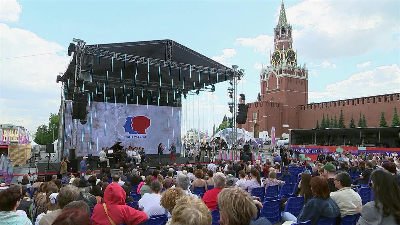 На книжный фестиваль "Красная площадь" пригласили детей, эвакуированных из ЛНР и ДНР