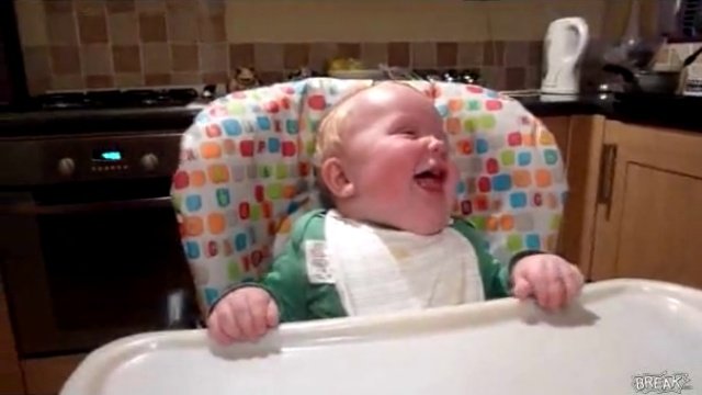 Развеселил малыша!