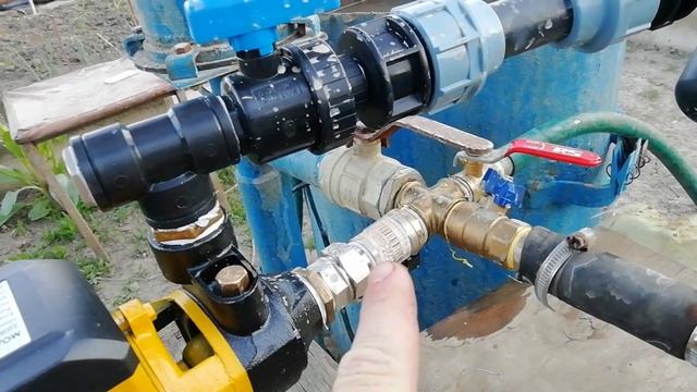 Капельный полив через насос с подкормкой из ведра.
