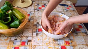 ФАРШИРОВАННЫЙ  ПЕРЕЦ  С КУРИНЫМ ФАРШЕМ И РИСОМ ПОД ТОМАТНО-СМЕТАНЫМ СОУСОМ.