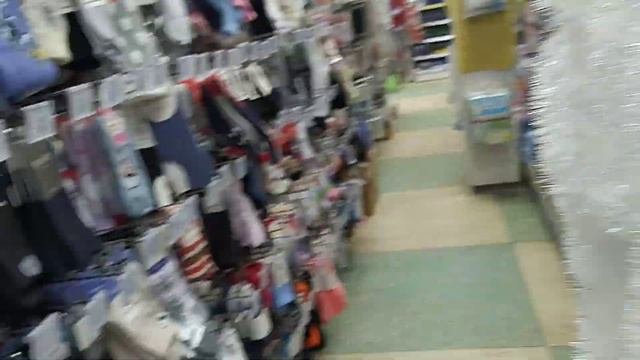 В МАГАЗИНЕ КАСМЕТИКА