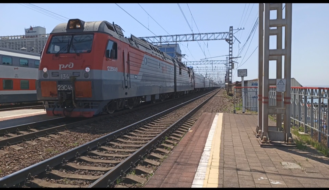 Электровоз 2ЭС4К с пассажирским поездом Адлер - Красноярск | РЖД | Железная дорога | Поезд