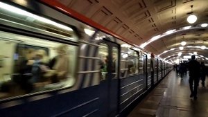 Электропоезд 81-717.5М/81-714.5М МВМ Номерной на станции Библиотека им. Ленина в окрасе "Мос Бренд"