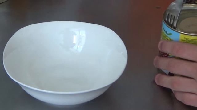 Открыть банку красной фасоли / Open a can of red kidney beans in tomato sauce Soviet opener смотреть онлайн