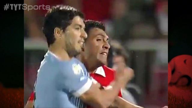 Luis Suarez Bites Ivanovic смотреть онлайн