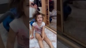 ДЕТИ ДЕЛАЮТ ПРИЧЕСКИ. ПРИКОЛ. Мальчик парикмахер.