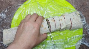 Просто завернула лаваш в рулет и готова. Закуска из лаваша на праздничный стол.