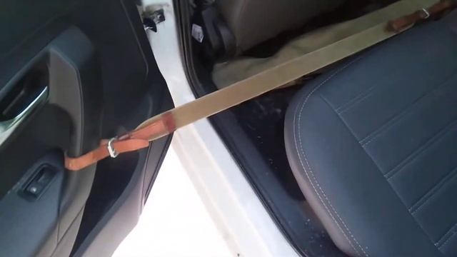 Замерз замок на ФВ Поло седан, пришлось привязать ружье к ручки двери.