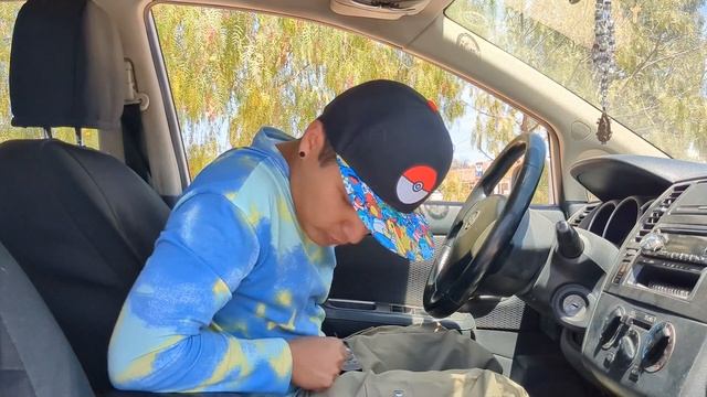 El Nissan Tiida hatchback era un compacto sorprendentemente práctico y funcional. смотреть онлайн