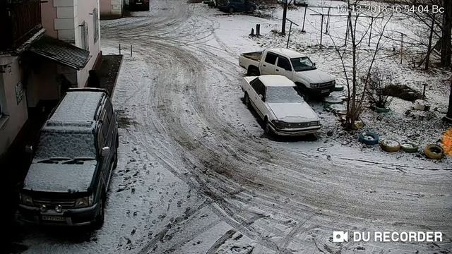 Целенаправленно разрушают цветник для "личных" парковочных мест. смотреть онлайн