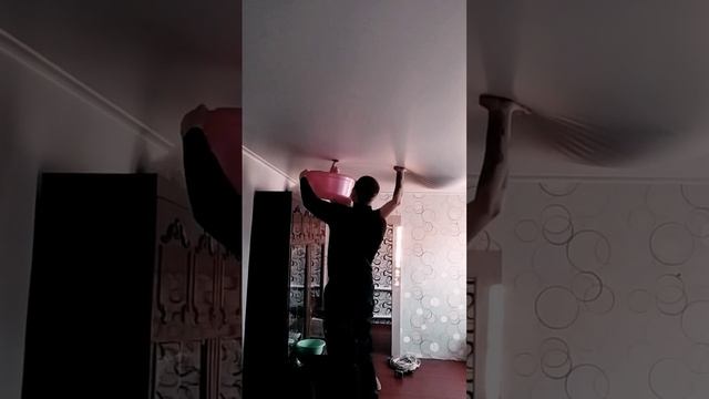 Натяжные потолки. Слив воды с потолка. смотреть онлайн